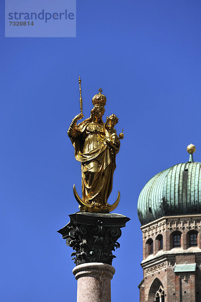 Mariensäule gegen blauen Himmel  hinten ein Turm der Frauenkirche  Marienplatz  München  Bayern  Deutschland  Europa