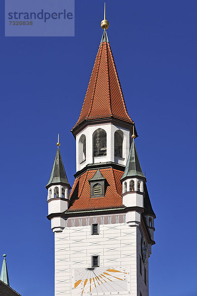 'Turm des ''Alten Rathauses'' gegen blauen Himmel  Marienplatz  München  Bayern  Deutschland  Europa'