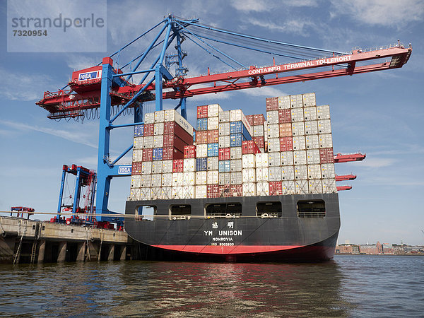 Containerschiff im Containerhafen  Hamburger Hafen  Hamburg  Deutschland  Europa