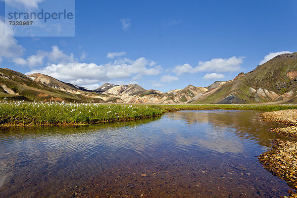 Kleiner Fluss und Rhyolithberge  Landmannalaugar  Island  Europa