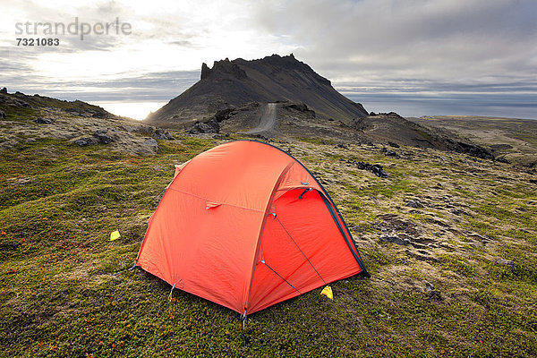 Zelt mit Vulkan Snaefellsjökull  Halbinsel Snaefellsness  Island  Europa