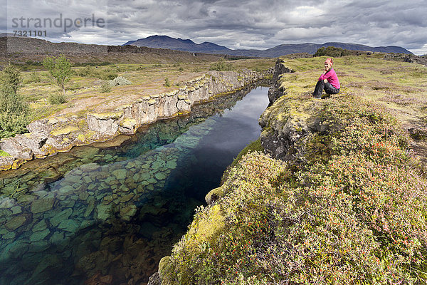 Junge Frau am Fluss  Pingvellir  Island  Europa