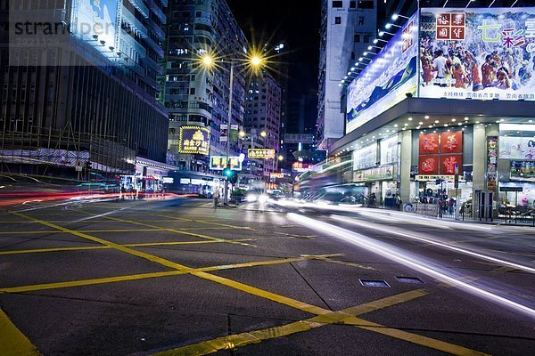 Straßenkreuzung in Kowloon bei Nacht  Hong Kong  China
