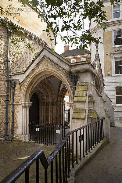 Eingang von der Straße zum kreisförmigen Kirchenschiff der Temple Church  Kirche für den inneren und mittleren Tempel  ehemalige Hauptkirche der Tempelritter  Außenbereich  London  England  Großbritannien  Europa