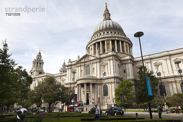 Südfassade der St. Paul's Cathedral mit Park und Kuppel  London  England  Großbritannien  Europa