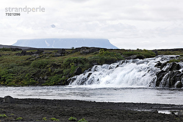 Fluss Heröubreiöarlindir oder Her_ubrei_arlindir und Herdubreid oder Her_ubrei_ Tafelvulkan  Hochland  Island  Europa