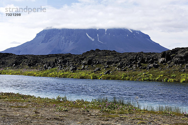 Fluss Her_ubrei_arlindir mit Herdubreid  Her_ubrei_  Tafelvulkan  Island  Europa