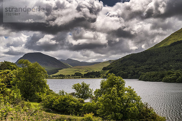 Typischer Blick über einen See  Lake District  England  Großbritannien  Europa