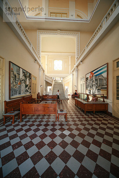 Im Innern vom Museo Historico am Pargue Jose marti Parque Jose Marti in Cienfuegos  Kuba  Amerika