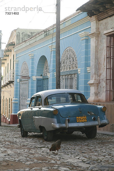 Ein Oldtimer in einer Strasse von Trinidad  Kuba  Amerika