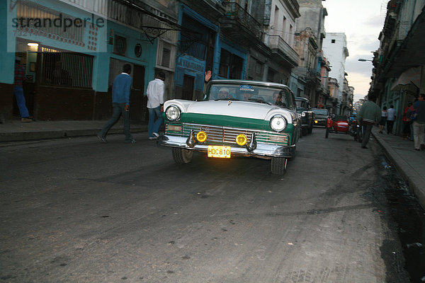 Ein Oldtimer fährt durch eine Straße in Havanna  Kuba  Amerika