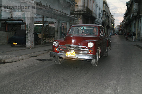 Oldtimer in einer Straße in Havanna  Kuba  Amerika