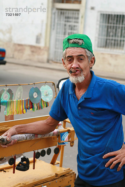 Alter Mann mit einem Fahrrad-Eisladen  Havanna  Kuba