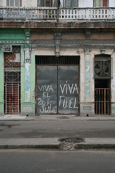 Graffiti für Fidel Castro und die Bewegung des 26. Juli  Havanna  Kuba  Amerika