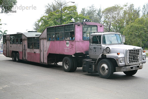 Ein öffentlicher Bus hergestellt aus einem LKW wird von den Einheimischen Camello genannt  Havanna  Kuba  Amerika