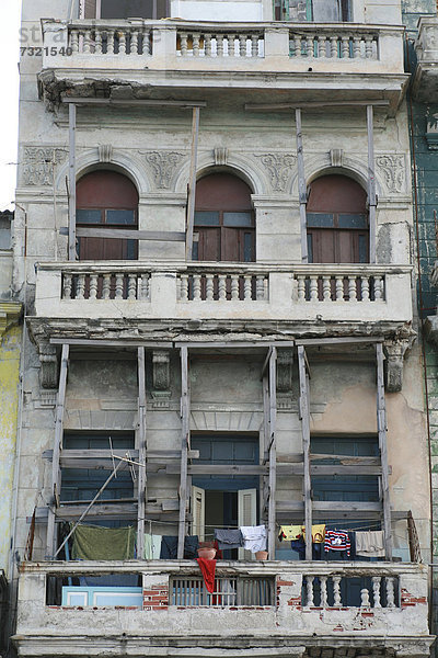 Verfallene Hausfassade in Havanna  Kuba  Amerika