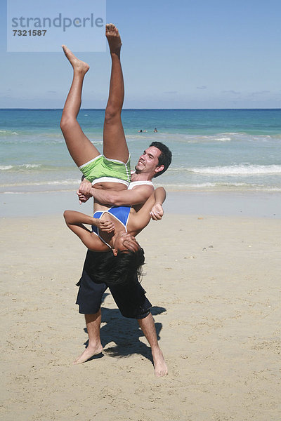 Kubaner genießen Ihre Freizeit am Strand von Playas del Este  Kuba  Lateinamerika  Amerika