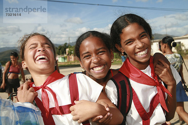 Drei Schülerinnen in Trinidad  Provinz Sancti-SpÌritus  Kuba  Lateinamerika  Amerika