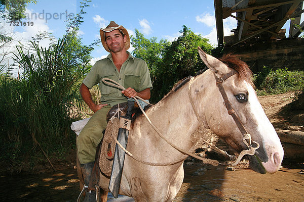 Landarbeiter auf einem Pferd bei Trinidad  Provinz Sancti-SpÌritus  Kuba  Lateinamerika  Amerika