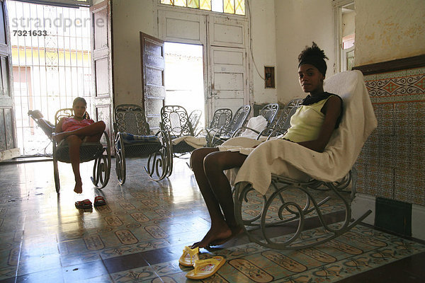Frauen in einer Entbindungsklinik in Trinidad  Provinz Sancti-SpÌritus  Kuba  Lateinamerika  Amerika