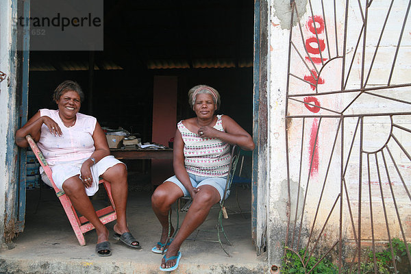Zwei Frauen vor einem Genossenschaftsgebäude in Vinales  Provinz Pinar del RÌo  Kuba  Lateinamerika  Amerika