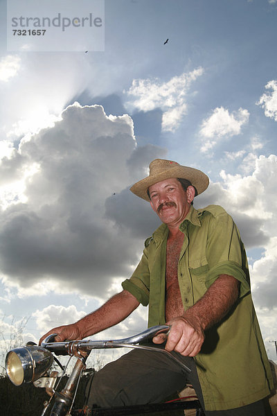 Mann auf Fahrrad Vinales  Provinz Pinar del RÌo  Kuba  Lateinamerika  Amerika