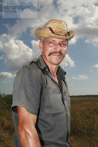 Feldarbeiter in Vinales  Provinz Pinar del RÌo  Kuba  Lateinamerika  Amerika