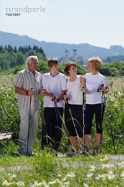 Jung und Alt beim Nordic Walking im Allgäu  Deutschland  Europa