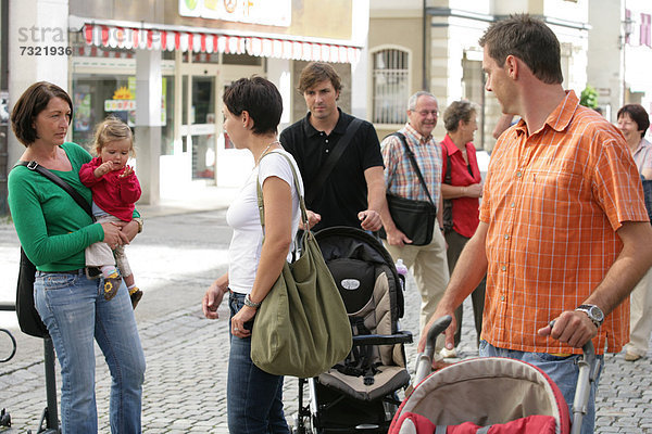 Leute in der Fußgängerzone  Isny im Allgäu  Bayern  Deutschland  Europa