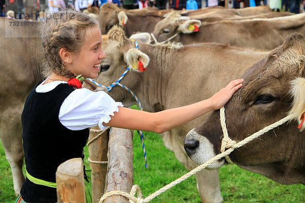 Mädchen in traditioneller Tracht bei der Viehscheid  Thalkirchdorf  Oberstaufen  Bayern  Deutschland  Europa