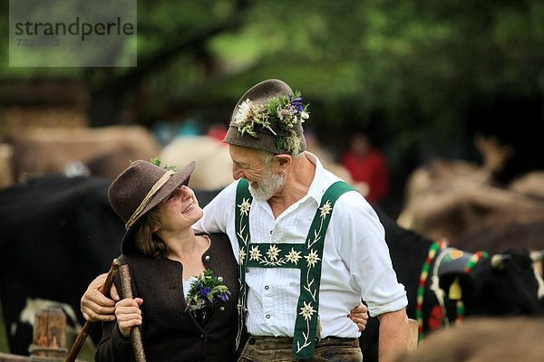 Paar in traditioneller Tracht bei der Viehscheid  Thalkirchdorf  Oberstaufen  Bayern  Deutschland  Europa