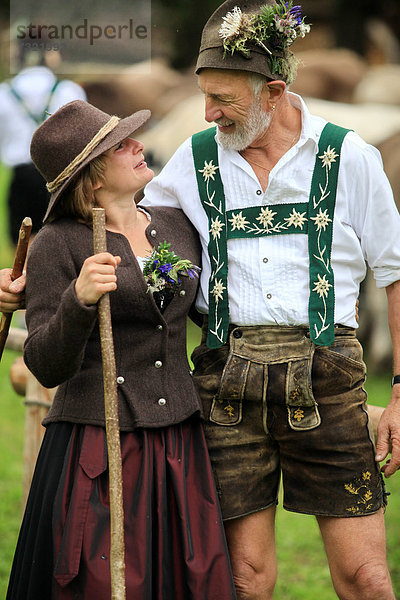 Paar in traditioneller Tracht bei der Viehscheid  Thalkirchdorf  Oberstaufen  Bayern  Deutschland  Europa