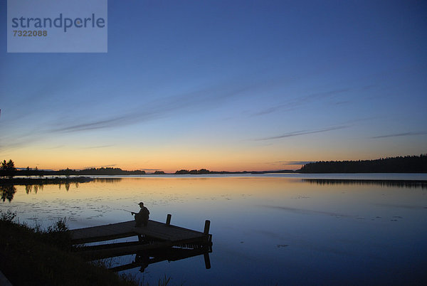 Abendstimmung mit Angler am See Saimaa  Finnland  Europa