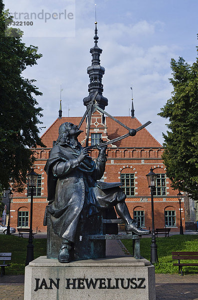 Denkmal von Jan Hevelius vor dem Altstädtischen Rathaus  Danzig  Polen  Europa