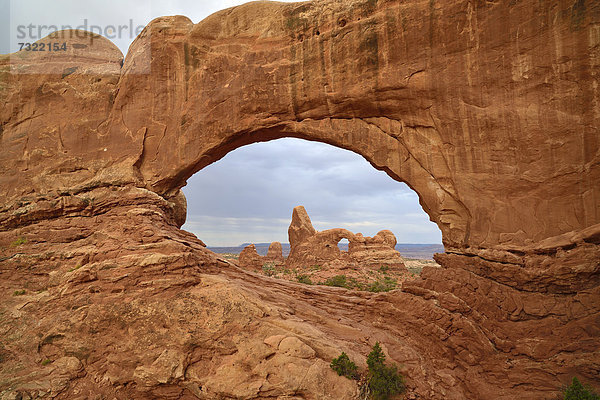Turret Arch  gesehen durch das North Window  Windows Section  Windows Section  Arches-Nationalpark  Moab  Utah  Vereinigte Staaten von Amerika  USA