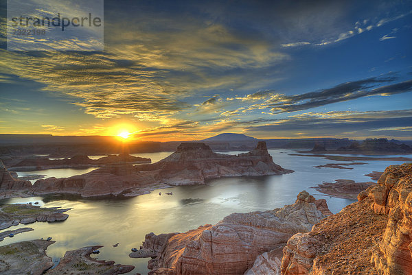 Blick bei Sonnenaufgang vom Alstrom Point auf Lake Powell  Padre Bay mit Gunsight Butte und Navajo Mountain  Hausboote  Bigwater  Glen Canyon National Recreation Area  Arizona  Südwesten  Utah  Vereinigte Staaten von Amerika  USA