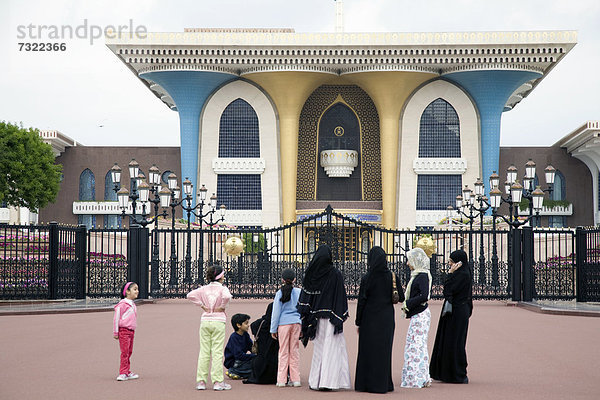 Maskat  Hauptstadt  Außenaufnahme  Frau  Palast  Schloß  Schlösser  Oman  Qasr