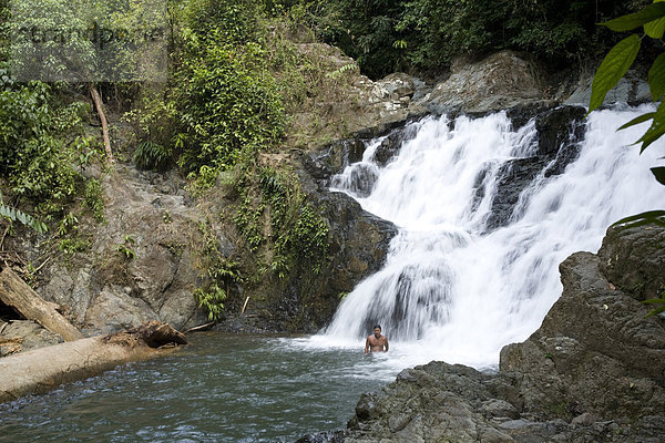 Mann  Amerika  baden  Dorf  Indianer  Wasserfall  jung  Mittelpunkt  Panama