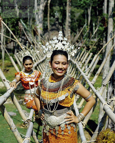 stehend  Frau  Tradition  Brücke  Bambus  Kostüm - Faschingskostüm  Pilgerer  Indonesien