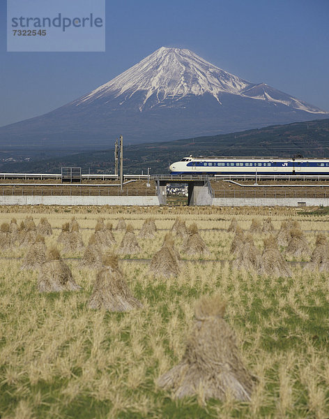 Hochgeschwindigkeitszug  frontal  Berg  Fuji  Japan  Zug