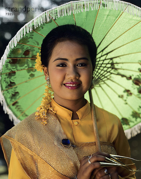 Portrait  Frau  tragen  Tradition  Sonnenschirm  Schirm  Außenaufnahme  Kostüm - Faschingskostüm  Asien  Thailand