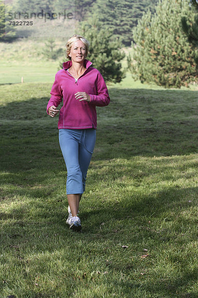 Außenaufnahme  Frau  Ländliches Motiv  ländliche Motive  joggen  jung  blond  freie Natur