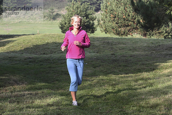 Außenaufnahme  Frau  Ländliches Motiv  ländliche Motive  joggen  jung  blond  freie Natur