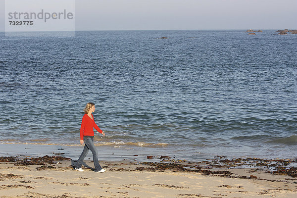 Außenaufnahme  Frau  gehen  Strand  jung  blond  freie Natur