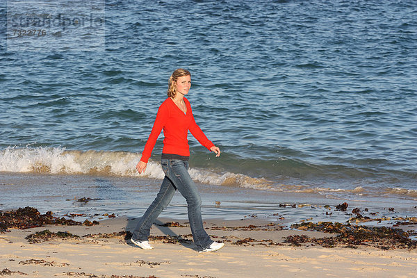 Außenaufnahme  Frau  gehen  Strand  jung  blond  freie Natur