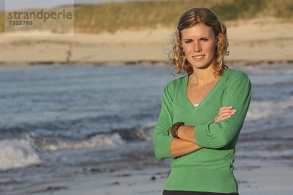 Außenaufnahme  Portrait  Frau  Strand  jung  blond  freie Natur