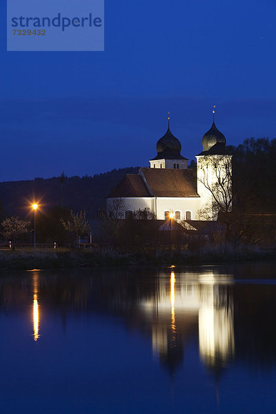 Kirche bei Nacht  Kottingwörth  Altmühltal  Bayern  Deutschland  Europa