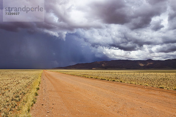 Regenfront auf der D707 im Süden von Namibia  Afrika