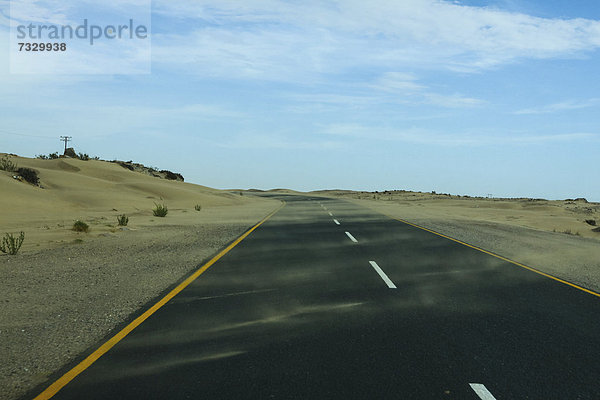 Sand auf Straße zwischen Aus und Lüderitz  Namibia  Afrika