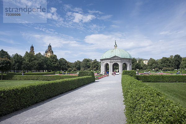 Hofgarten der Residenz mit Dianatempel  hinten die Theatinerkirche  München  Bayern  Deutschland  Europa